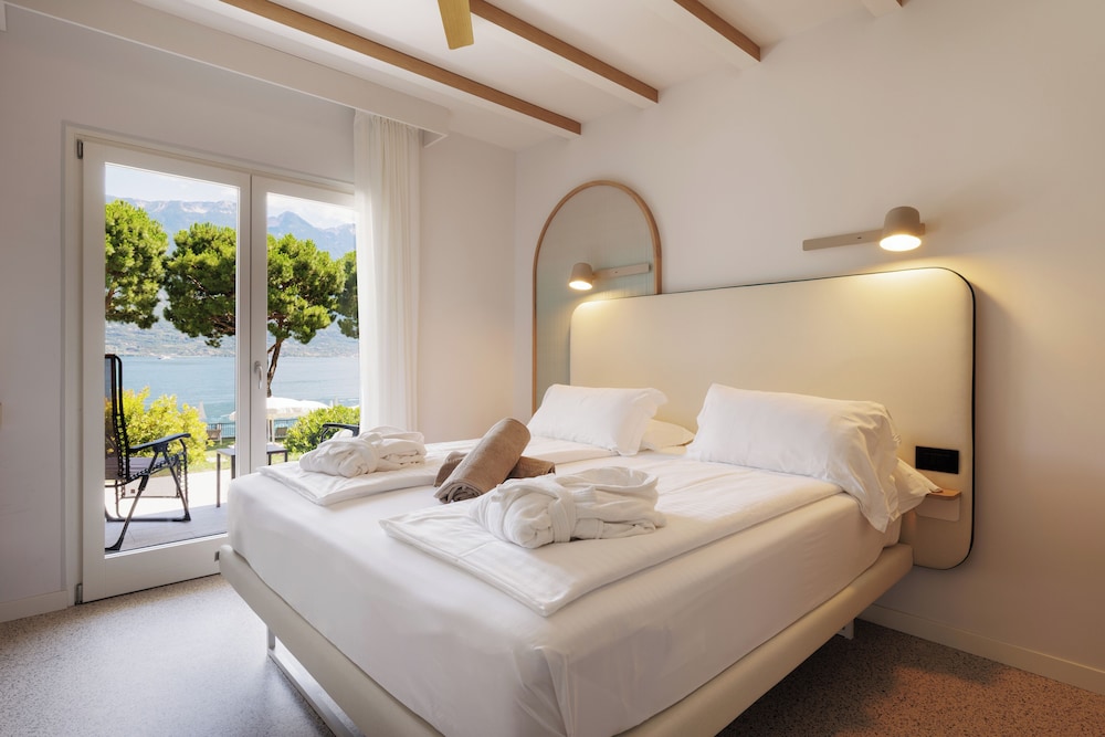 SUPERIOR, LAKE VIEW, BALCONY OR TERRACE