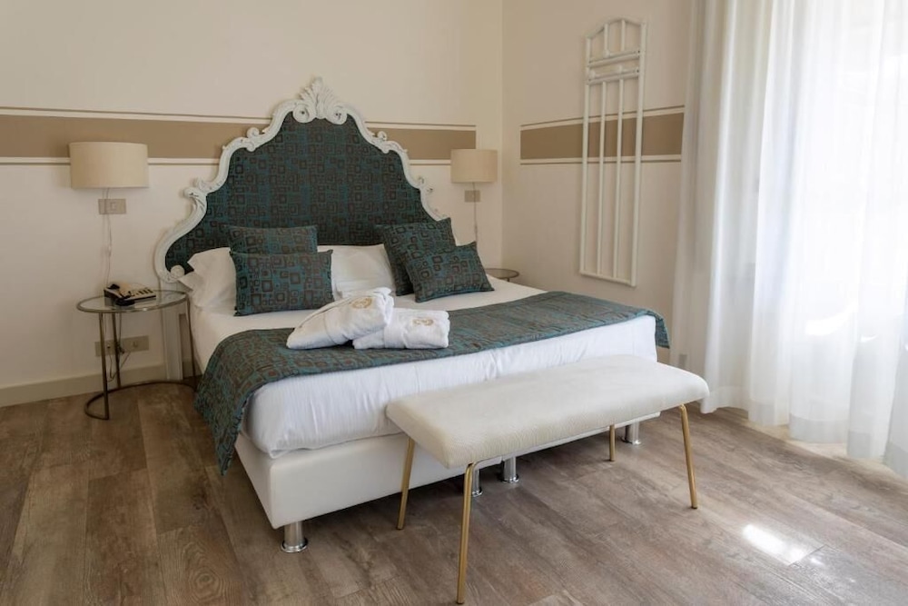 ROOM, DOUBLE OR TWIN BED, PARTIAL SEA VIEW, BALCONY