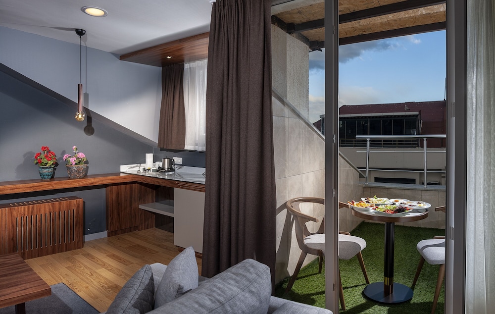 Vita Bella Suites 5/22