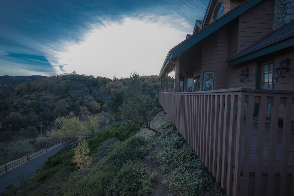 Tucker Peak Lodge 4/64