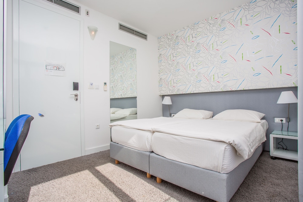 STANDARD, TWIN BEDS, PARTIAL OCEAN VIEW, ANNEX