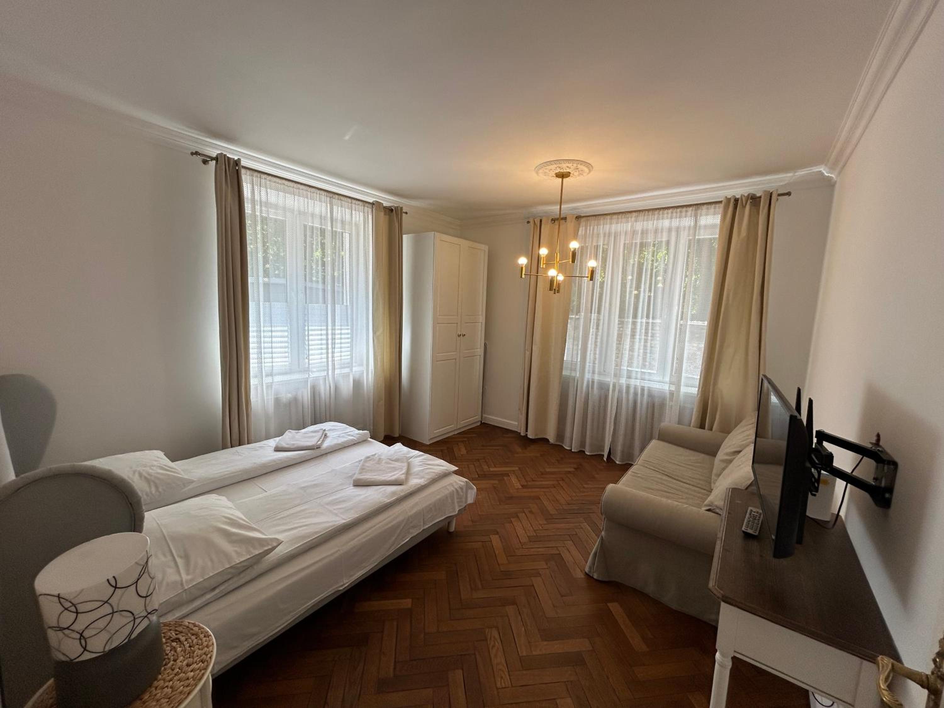Cybulskiego Guest Rooms 10/23