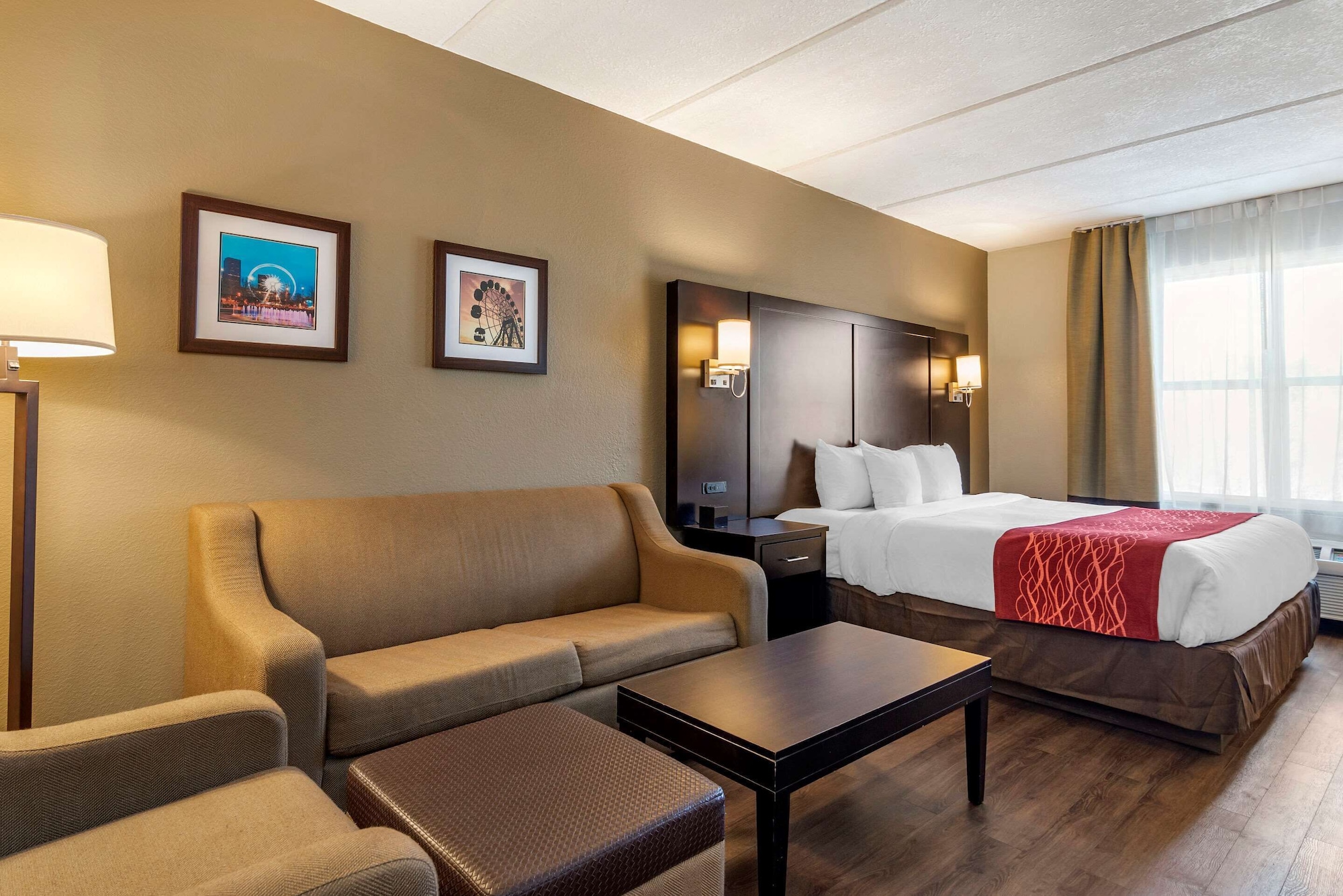 جناح بسرير كينج مع أريكة لذوي الإعاقة، Comfort Inn & Suites Near Six Flags GA 6/10