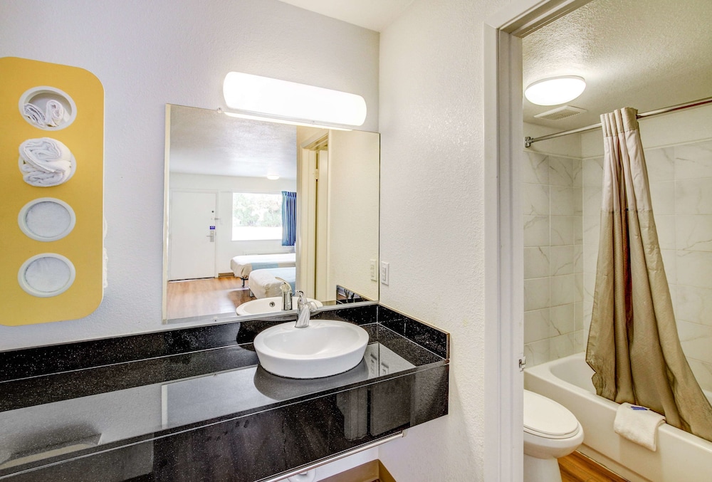 Motel6 Waco, TX - Lacy Lakeview 46/49
