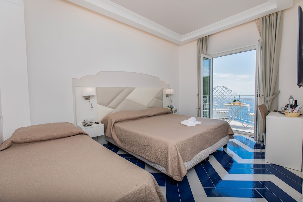 Deluxe, Triple, 1 Queen and 1 Single Bed, Sea View