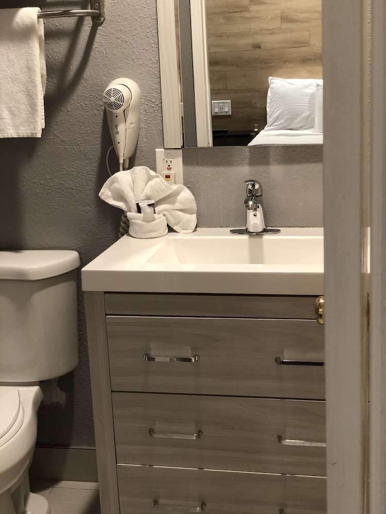 Anaheim Executive Inn Suites 63/66