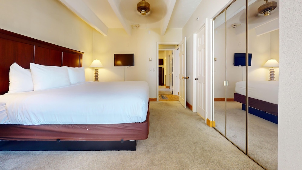 Landmark, Basic, Twin Beds, King Bed, Sofa