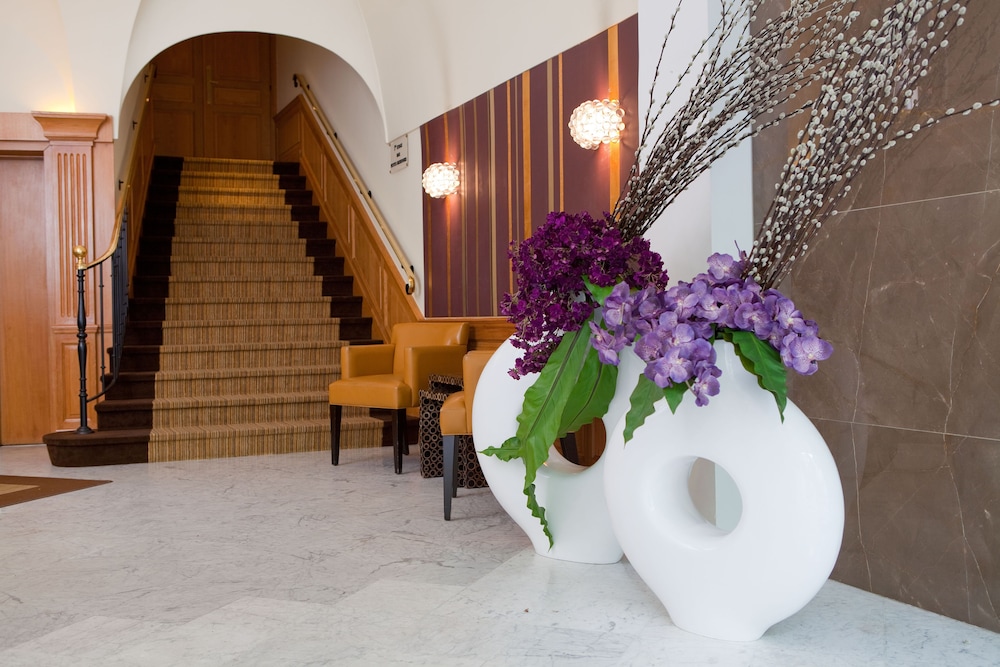 Paris Neuilly Hotel 59/64