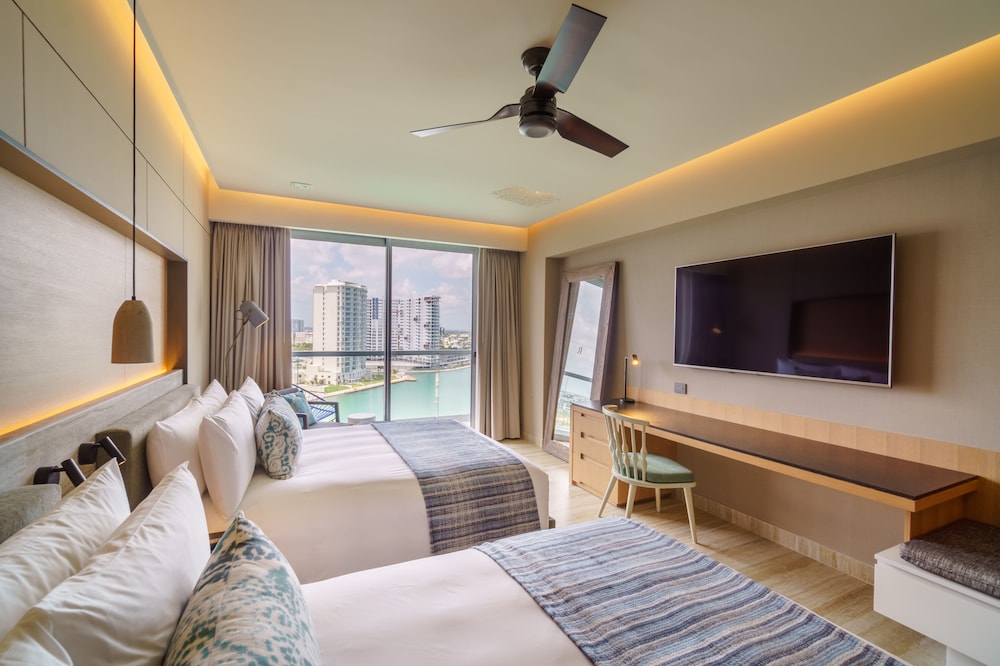 Renaissance Cancun Resort And Marina 50/76