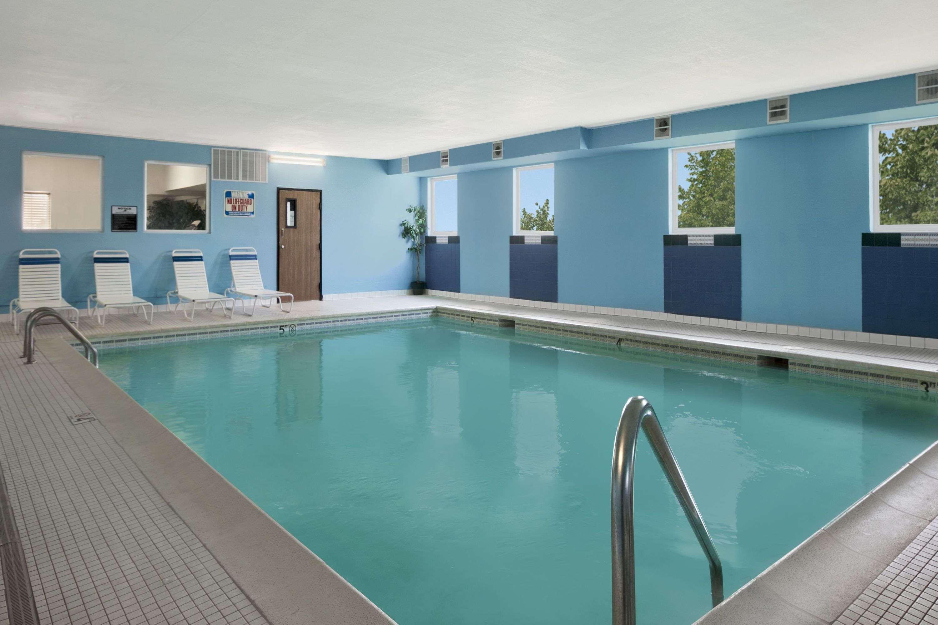 Days Inn & Suites By Wyndham Romeoville 14/26