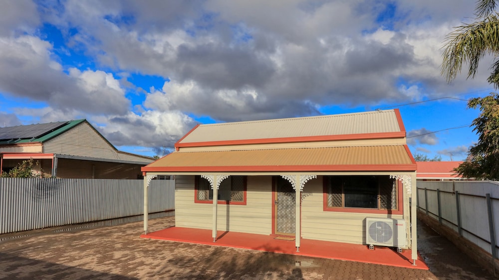 CHARLES RASP MOTOR INN AND COTTAGES 4/56