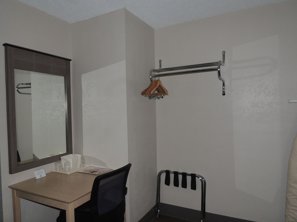 Econo Lodge Dewitt I-90 17/33