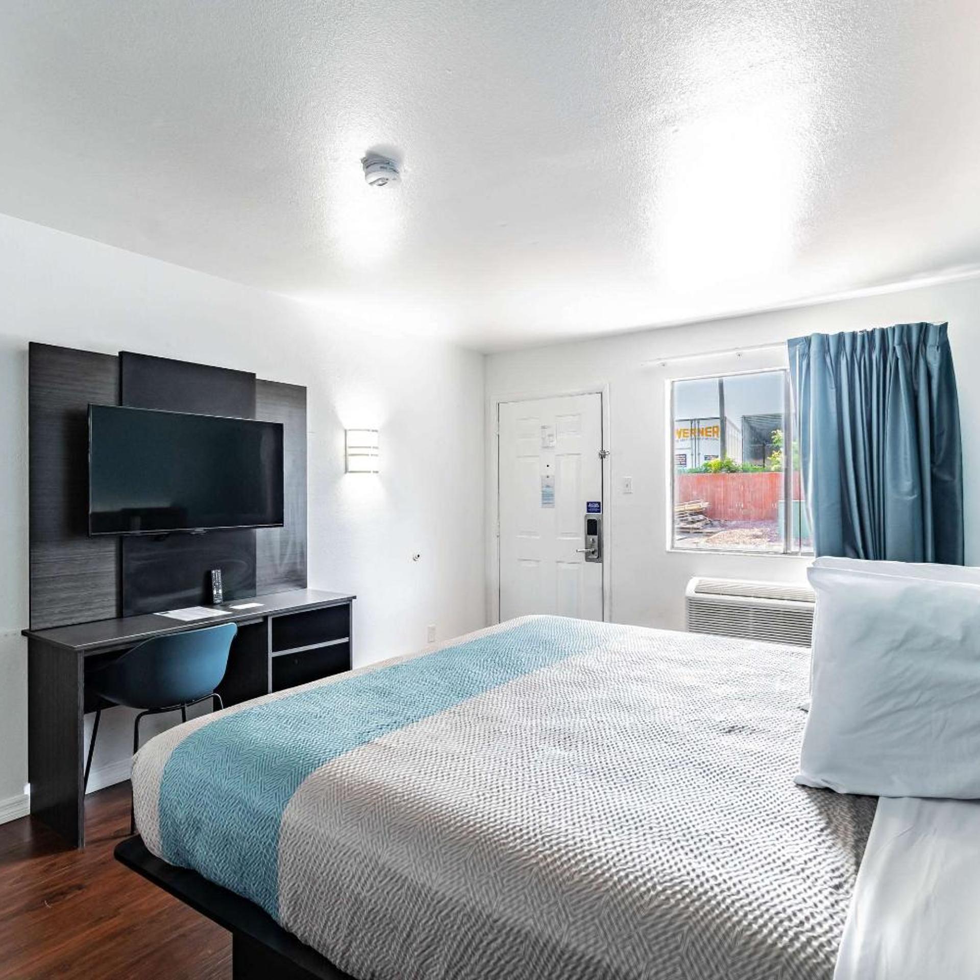 غرفة بسرير كينج لذوي الإعاقة، Motel6 Tampa, FL 4/10