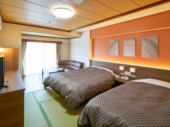 Modern, 1 Queen and 1 Single Bed, Shared Bathroom
