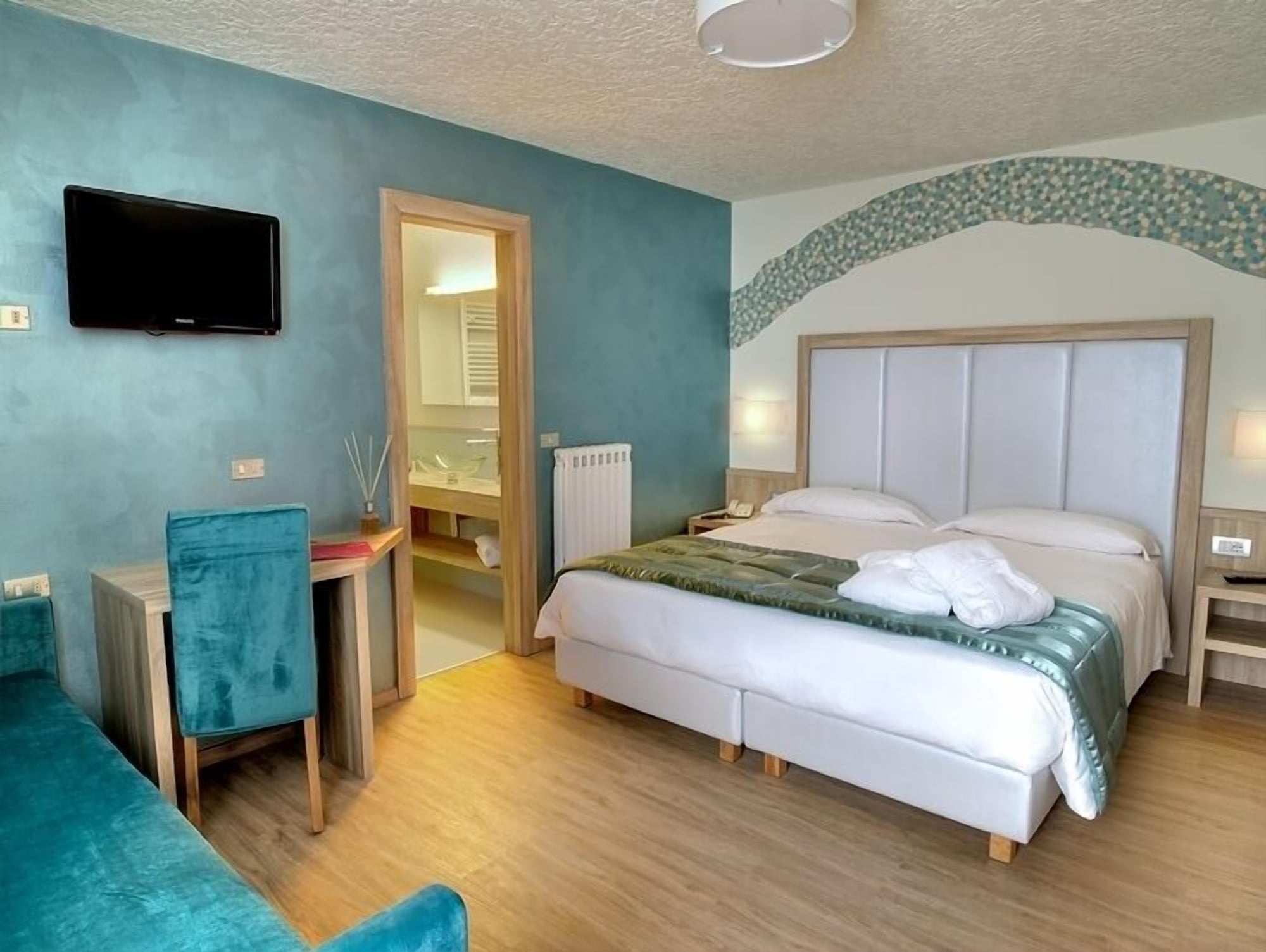 ROOM, QUADRUPLE