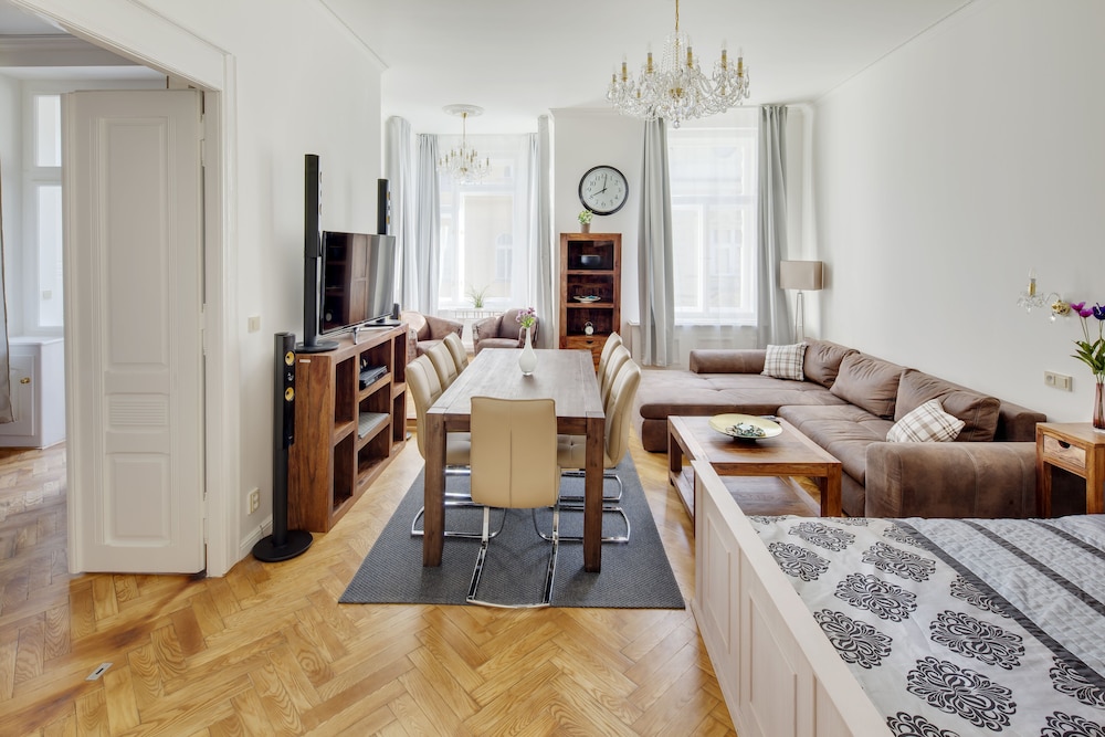 OLD TOWN SQUARE APARTMENTS 25/50