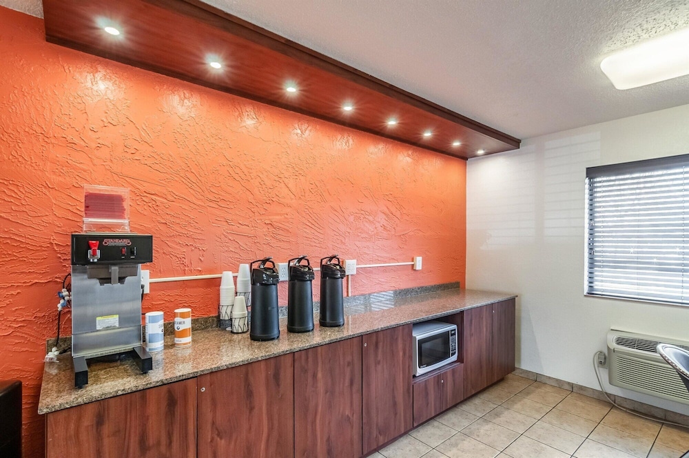 Motel6 Naperville, IL 40/44