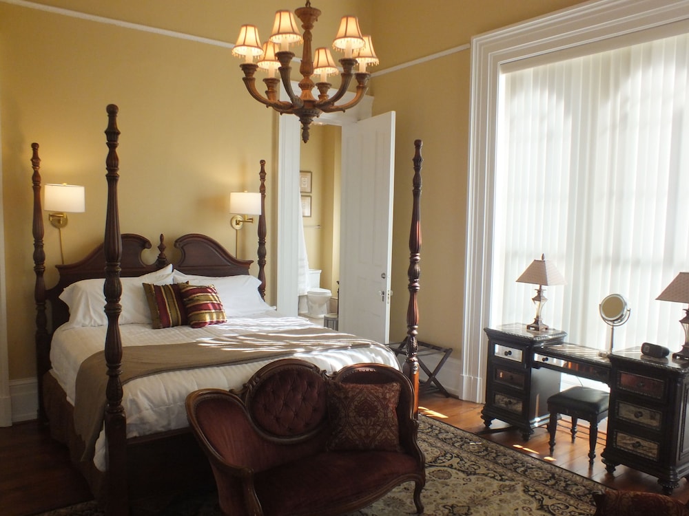 The Pepin Mansion Historic B&B 16/50