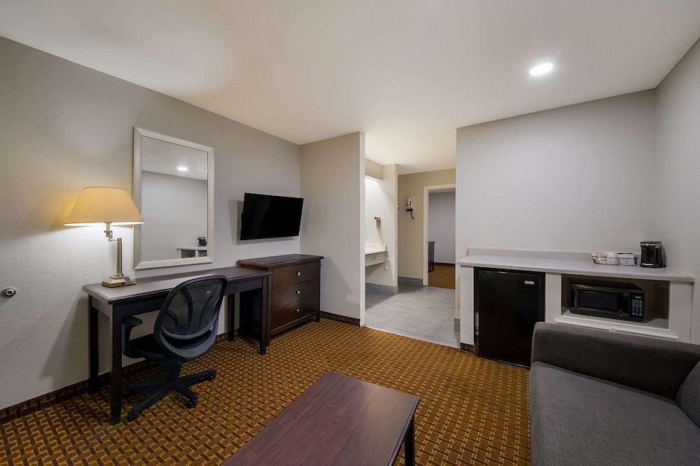 Rodeway Inn & Suites Corpus Christi Northwest 32/42