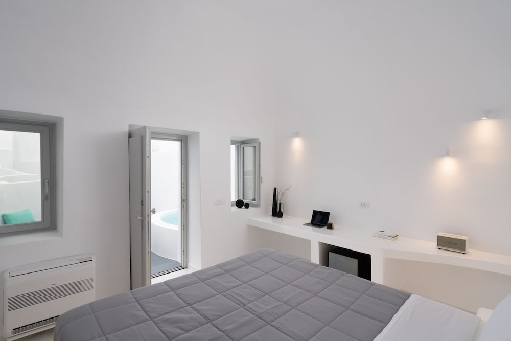 White Concept Caves - Adults Only 13/34