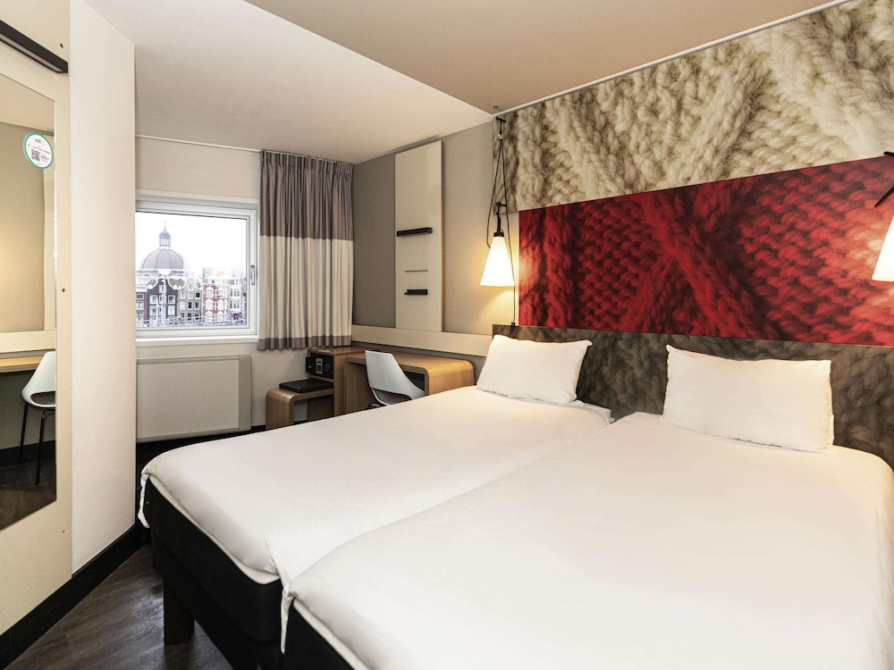 COZY, TWIN BEDS