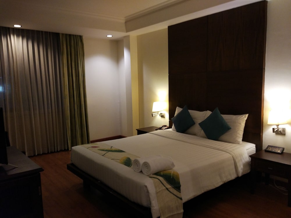 Fresh Inn Hotel 24/64