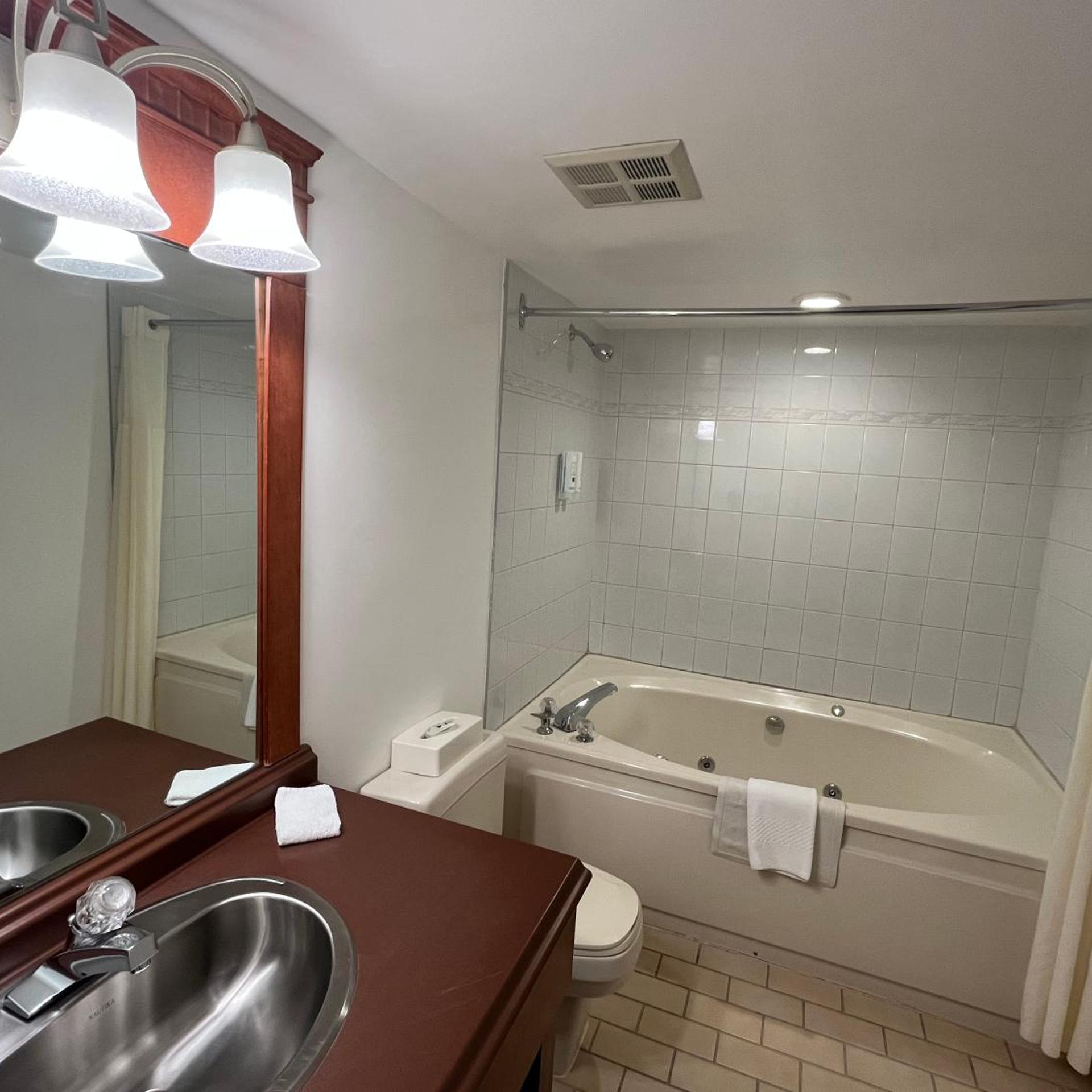 جناح جونيور بسرير كينج بحوض جاكوزي، Quality Inn & Suites Bay Front 2/2