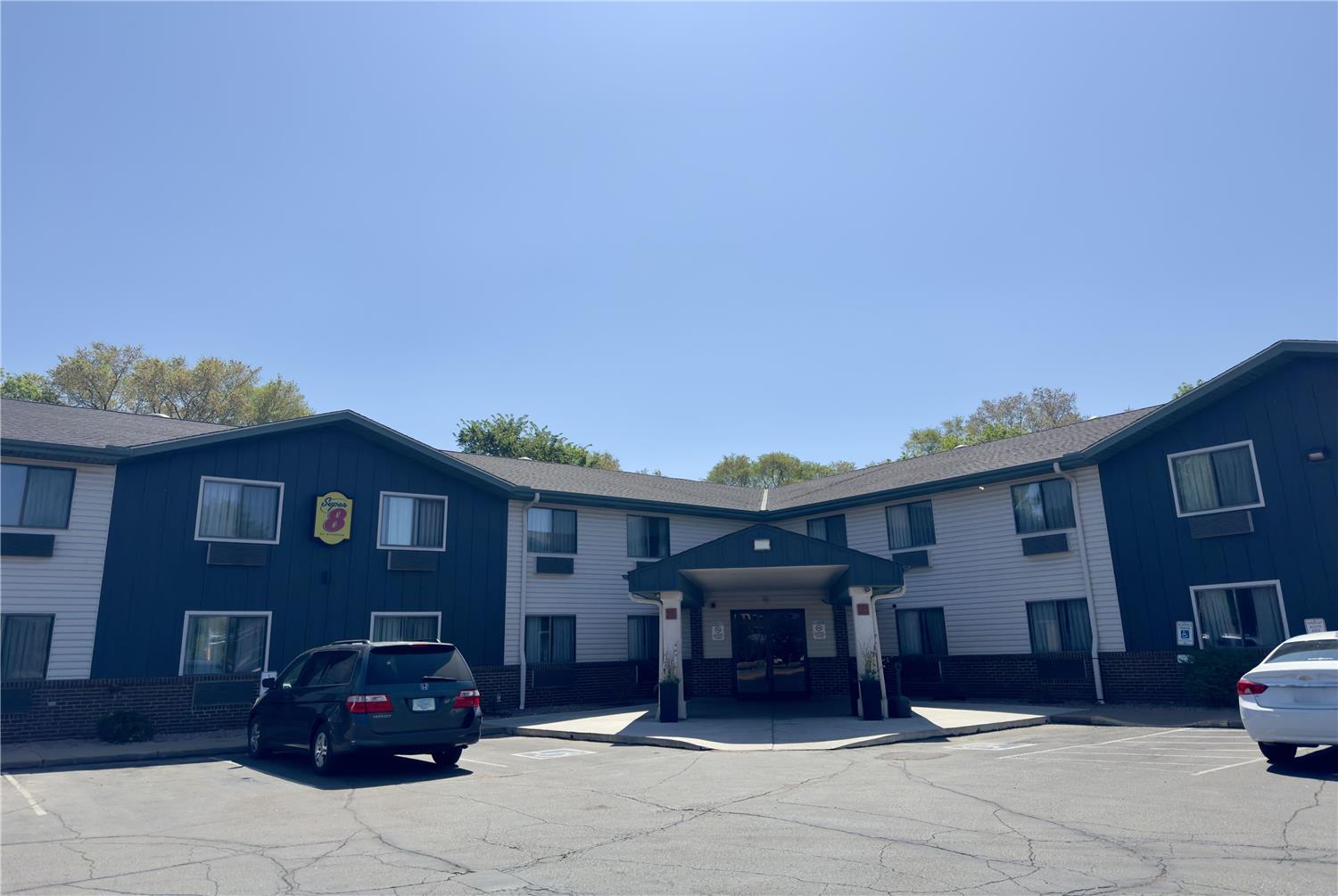 Super 8 By Wyndham Shakopee 1/29