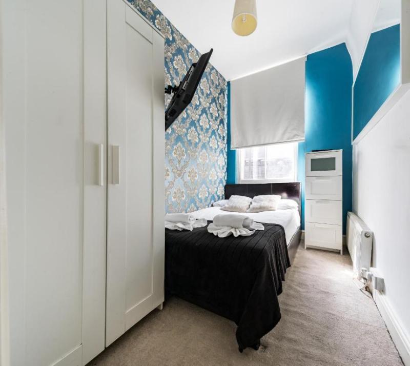 Budget, Queen Bed, Shared Bathroom
