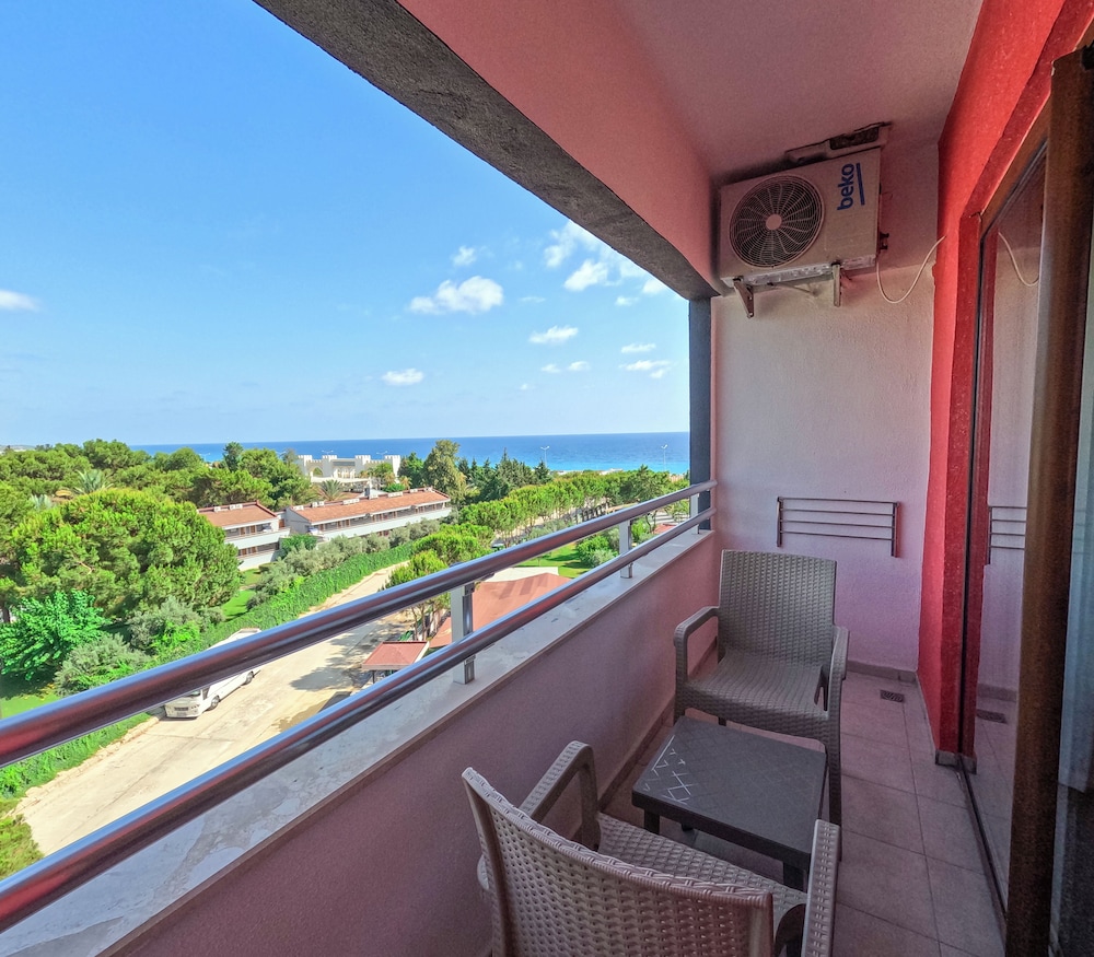 Casa Fora Beach Resort 46/67