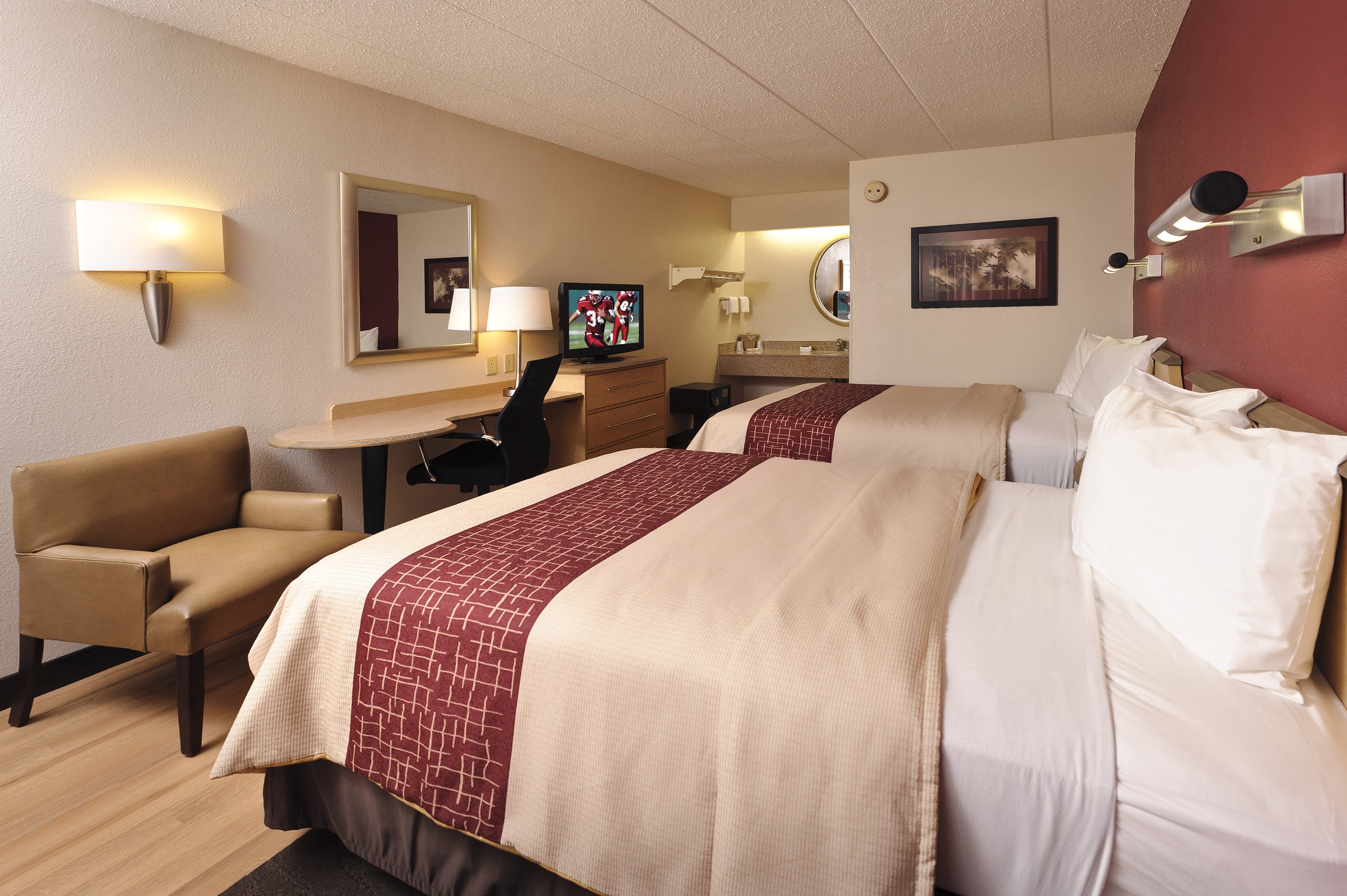 Non-Smoking Deluxe 2 Full Beds, Micro-Fridge، Red Roof Inn Detroit - Warren 2/5