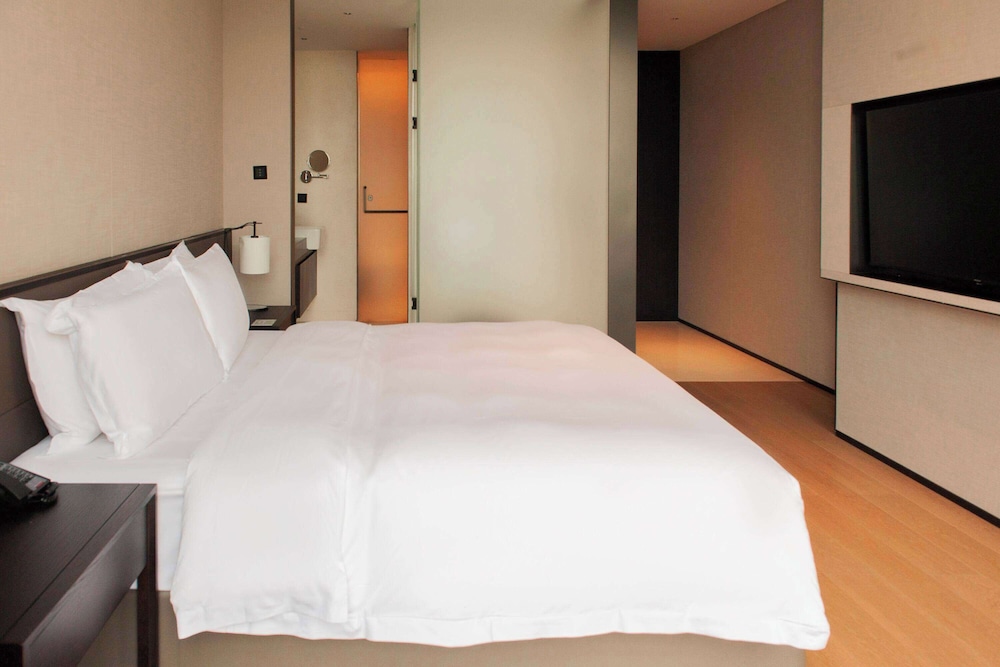 DELUXE, KING BED