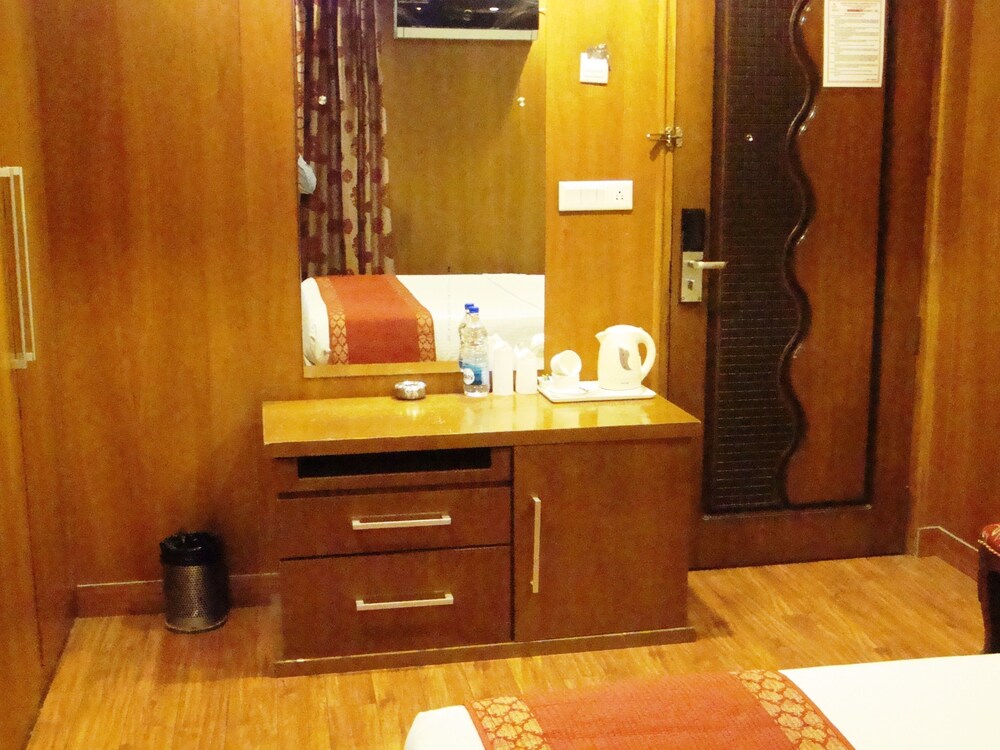 HOTEL EMARALD 18/27
