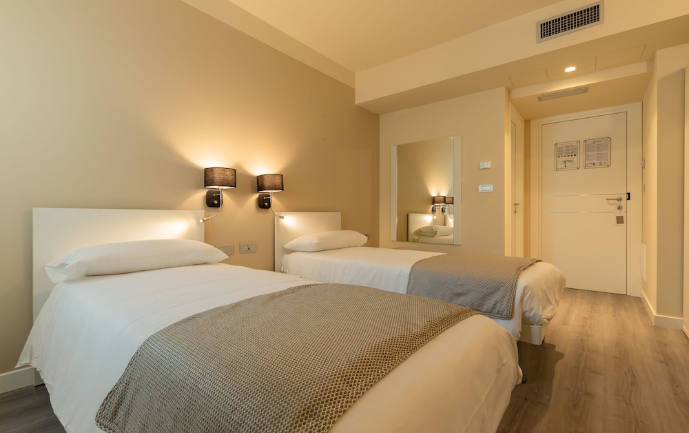 La Dolce Vita Hotel 12/30