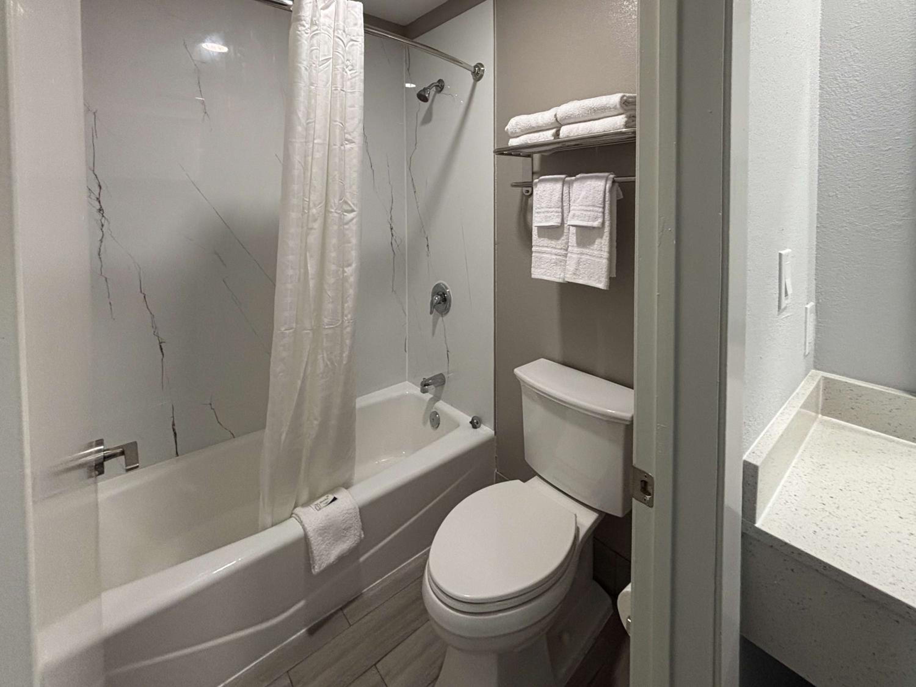 2 Queen Beds - Non-Smoking, Micfridge، Motel6 La Porte, TX 10/10