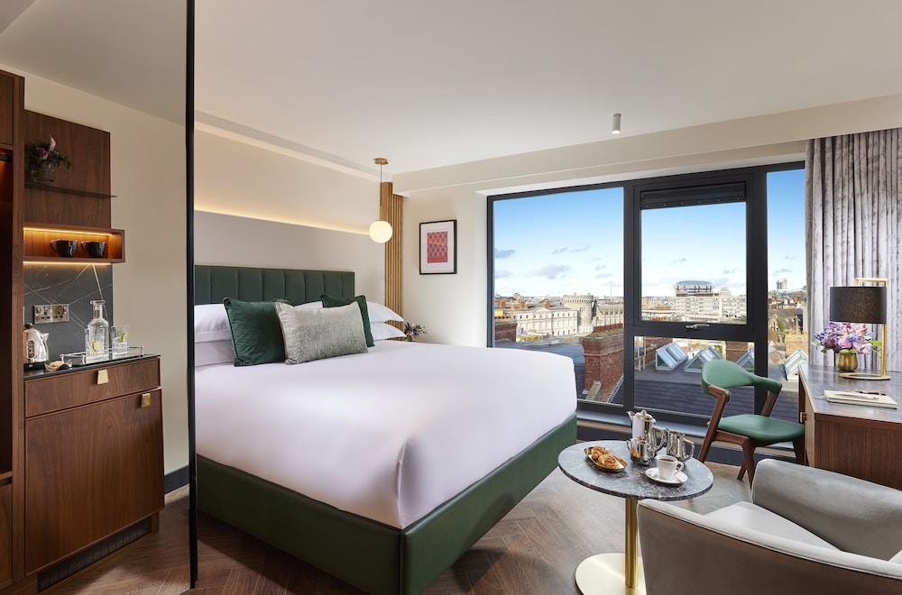 Skyline, Deluxe, King Bed, City View