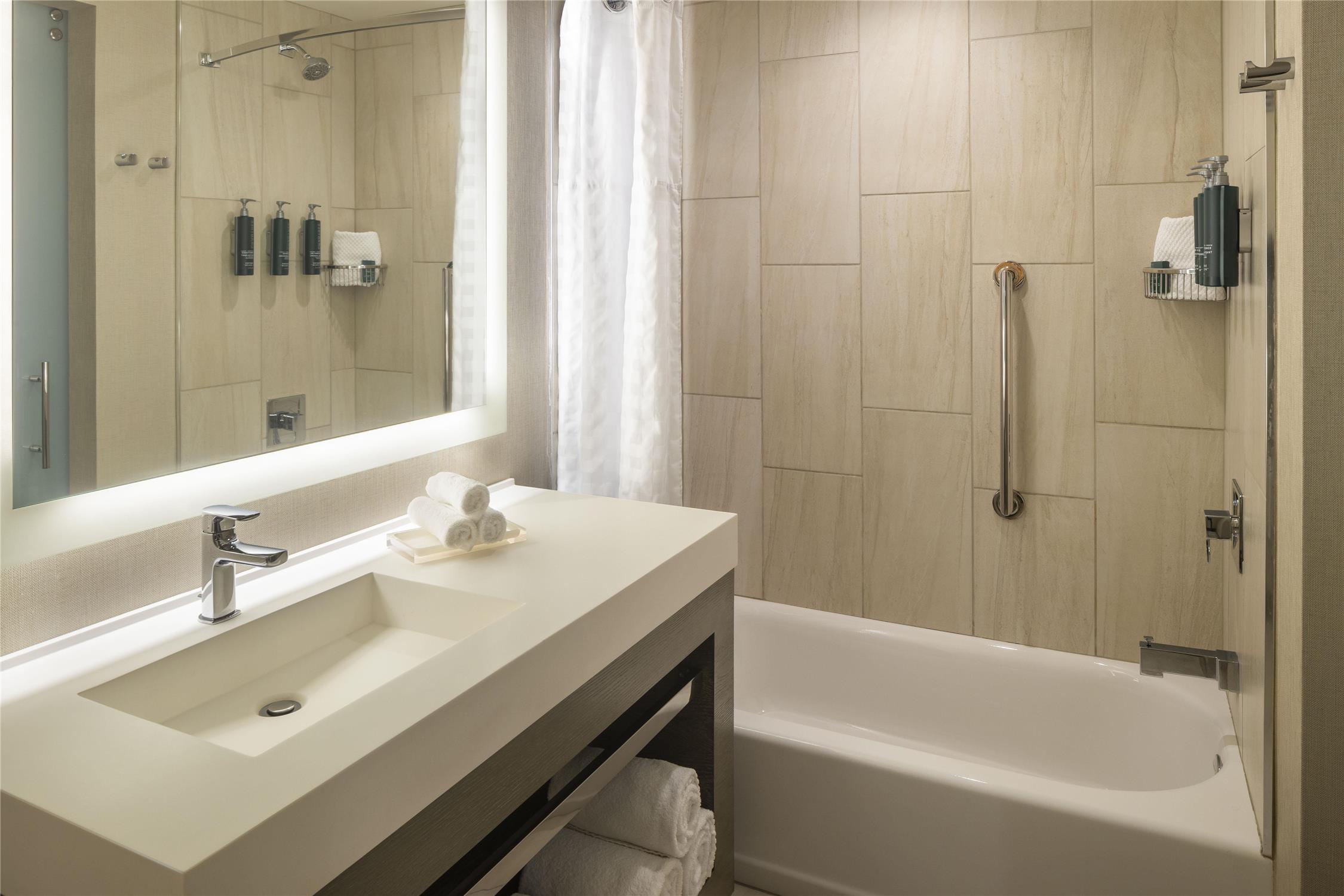غرفة بسريرين كوين بإطلالة على البحيرة لذوي الإعاقة، Hilton Cleveland Downtown 2/3