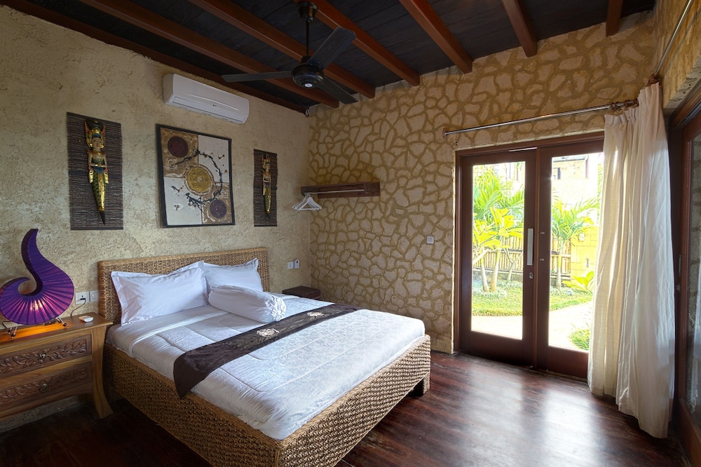 2 BEDROOMS, TRADITIONAL, VILLA