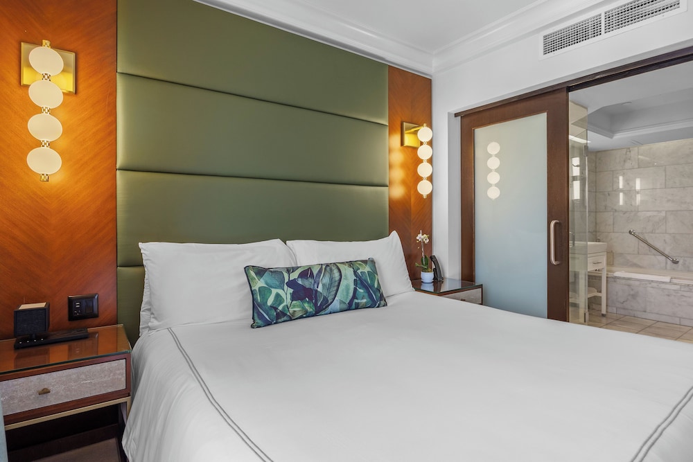 1 BEDROOM, COMMODORE, SUITE, CITY VIEW