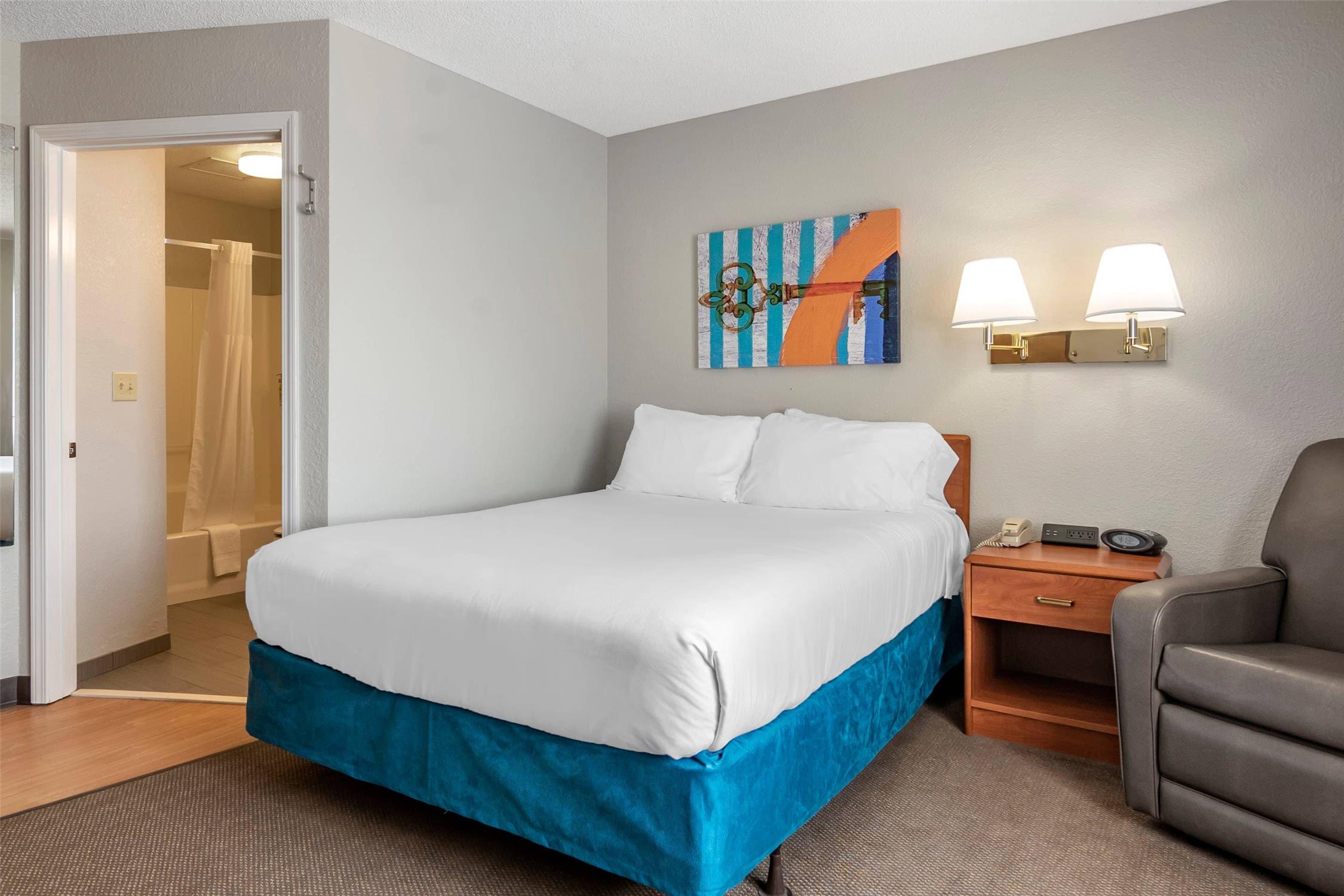 Efficiency, Queen Bed