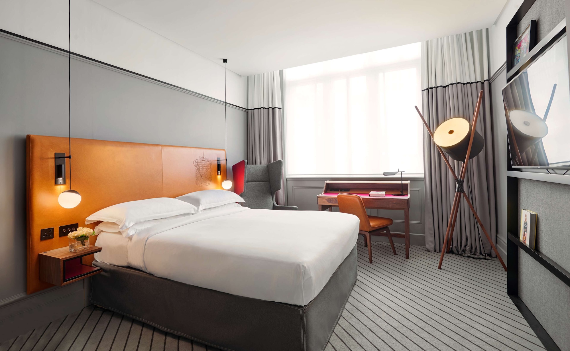 ROOM, QUEEN BED