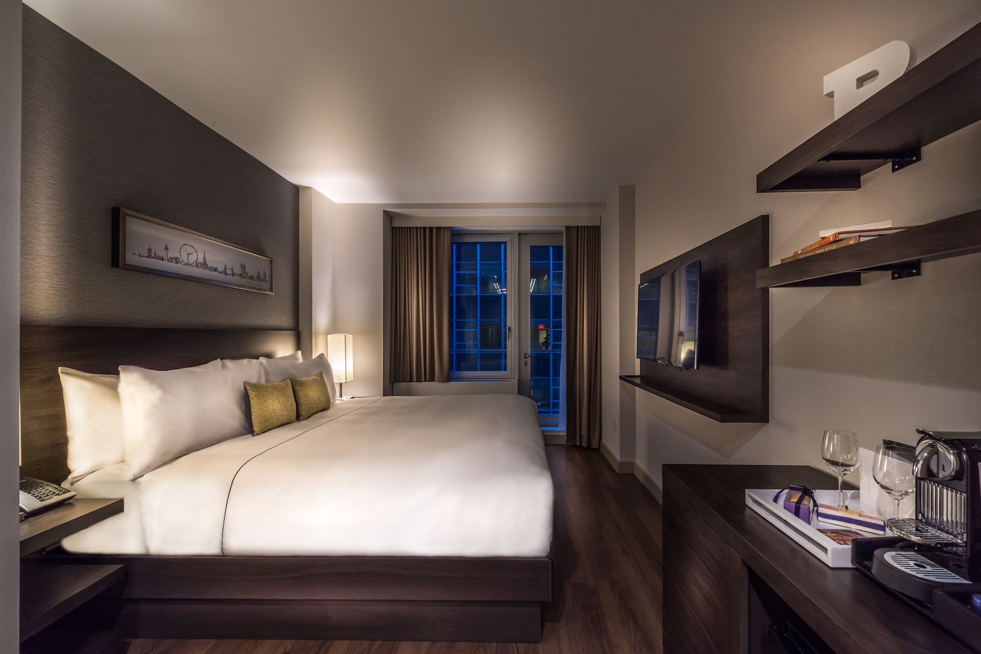 ROOM, KING BED, FRENCH BALCONY, CORNER