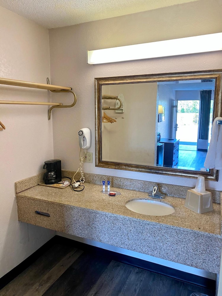 Motel6 Marianna, FL 56/60