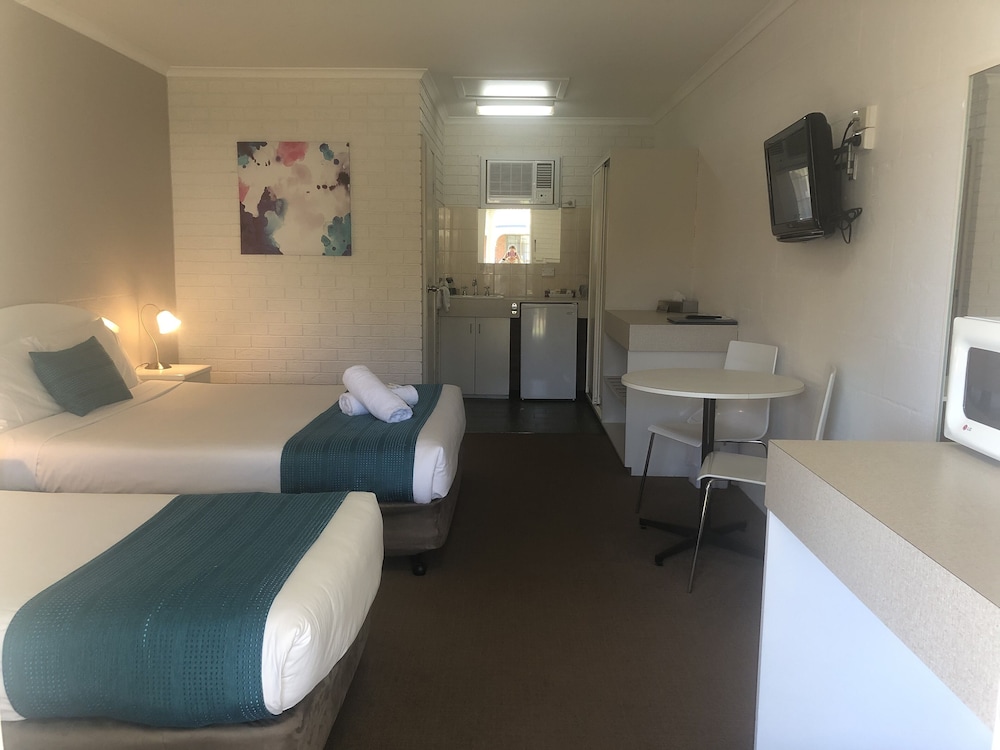 Capricorn Motor Inn 28/55