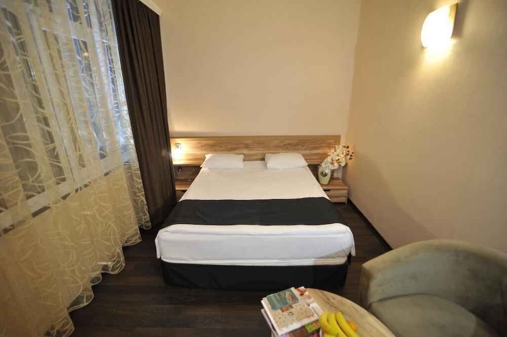 Diplomat Hotel 18/40