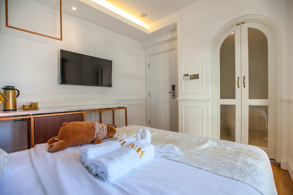DELUXE, QUEEN BED, BALCONY