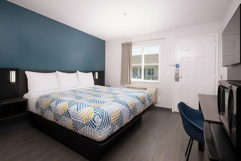 Motel6 Westminster, CA - North 18/60