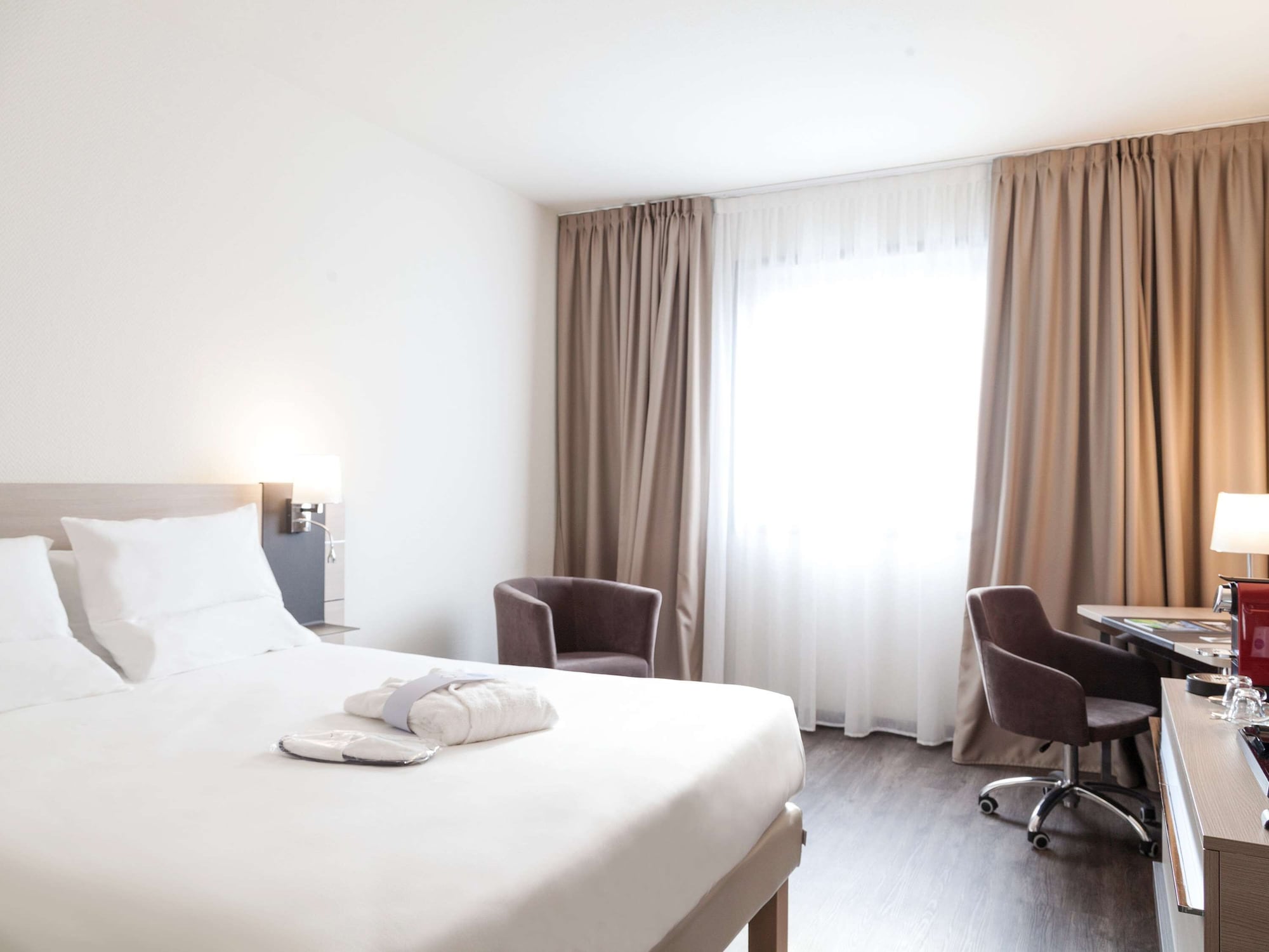 EXECUTIVE, KING BED, SOFA