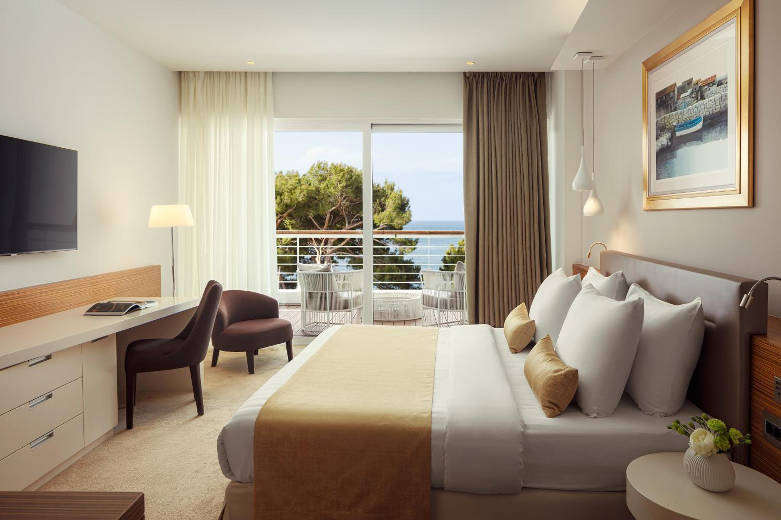 Bellevue, Suite, King Bed, Sofa, Terrace