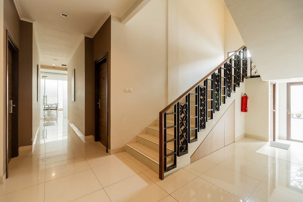 RedDoorz Plus near Lippo Mall Kemang 2 10/23